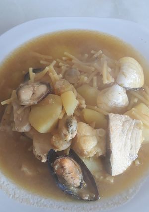 Una foto de Fideos guisados con pescado y marisco