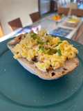 Scrambled eggs με καπνιστό σολομό και σχοινόπρασο
