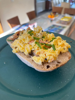 Φωτογραφία της συνταγής Scrambled eggs με καπνιστό σολομό και σχοινόπρασο