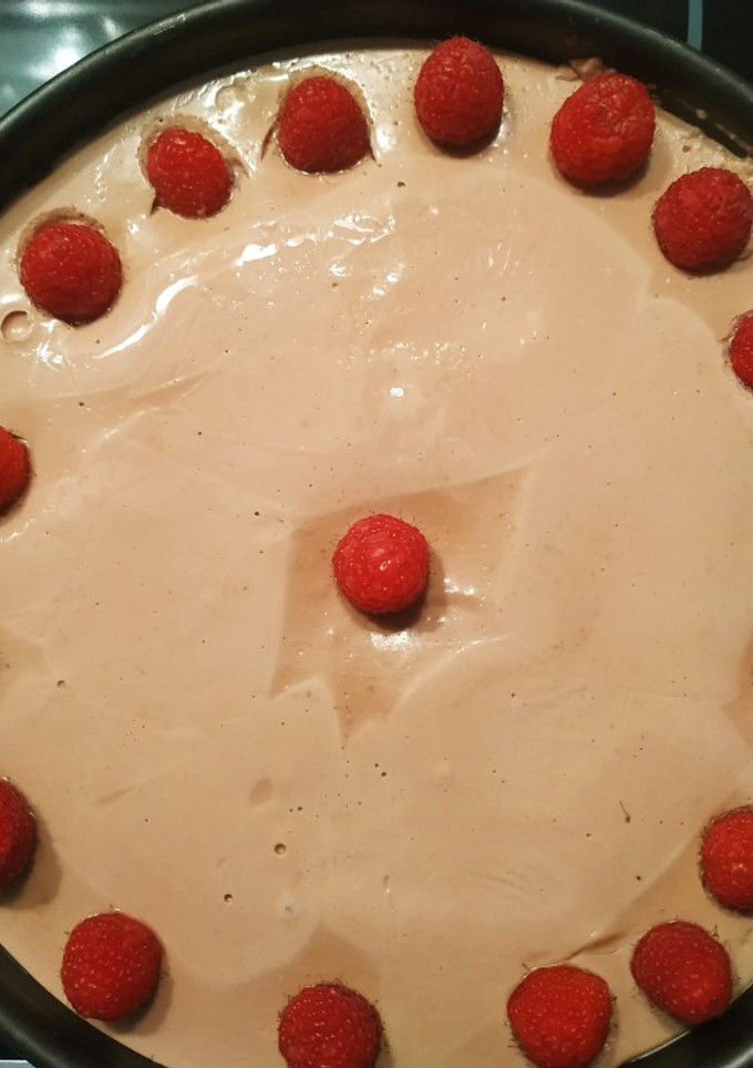 Una foto de Pastel sin horno de queso y chocolate