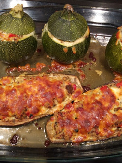 Una foto de Calabacín y berenjena rellenos con quinoa