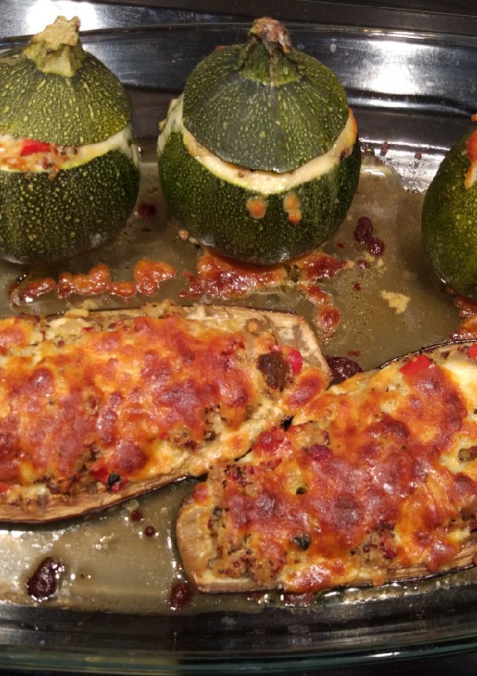 Una foto de Calabacín y berenjena rellenos con quinoa