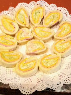 Una foto de Canapés de lechuga jamón y queso