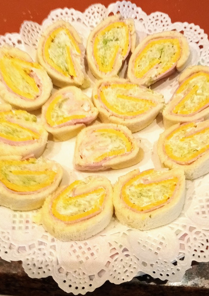 Una foto de Canapés de lechuga jamón y queso