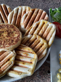 Una foto de Panecillos rellenos sin horno muy crujientes por fuera!!