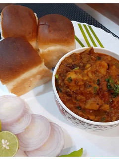 पाव भाजी (pav bhaji recipe in Hindi) रेसिपी मुख्य फोटो