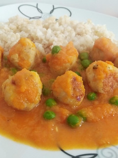 Una foto de Bolitas de pollo en salsa de zanahoria