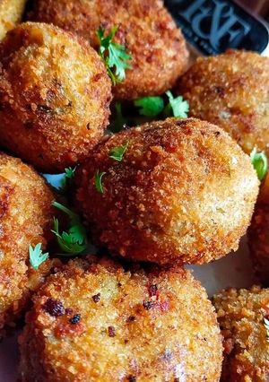 A picture of Potato cheese ball.