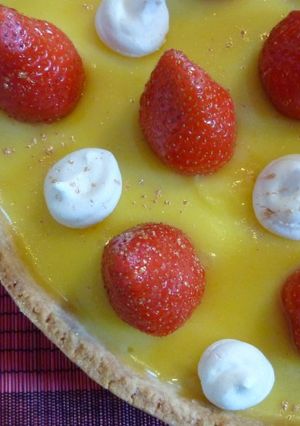 Une photo de Tarte aux deux citrons, fraise, meringue