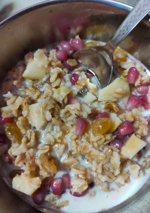A picture of Oats with fruits.