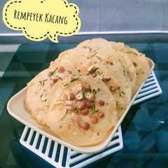 A picture of Rempeyek Kacang.