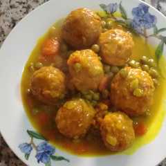 Una foto de Albóndigas de pollo a la cerveza con cúrcuma🍗🍺