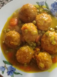 Una foto de Albóndigas de pollo a la cerveza con cúrcuma🍗🍺