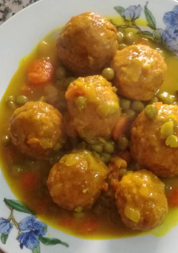 Una foto de Albóndigas de pollo a la cerveza con cúrcuma🍗🍺
