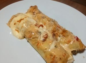 Una foto de Canelones rellenos de pollo y verdeo con salsa de crema