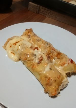 Una foto de Canelones rellenos de pollo y verdeo con salsa de crema