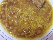 Una foto de fideos con bacalao