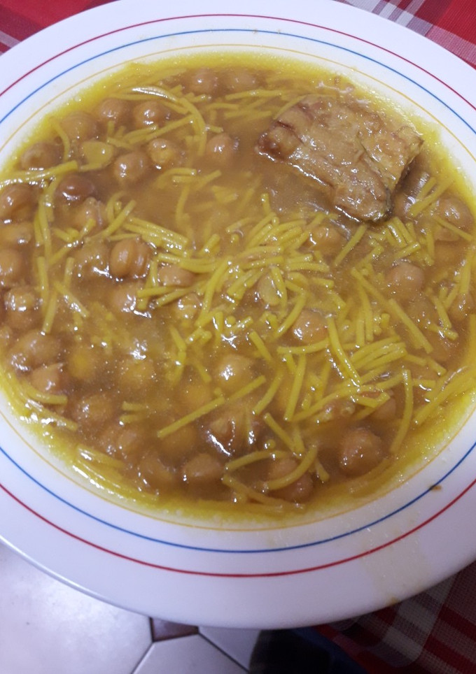 Una foto de Potaje de garbanzos con fideos y bacalao