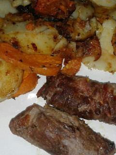 Una foto de Papas, boniatos y rollitos de carne