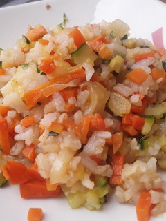 Una foto de Arroz frito de ajo🍚 y Vegetales🥗🥙🥗