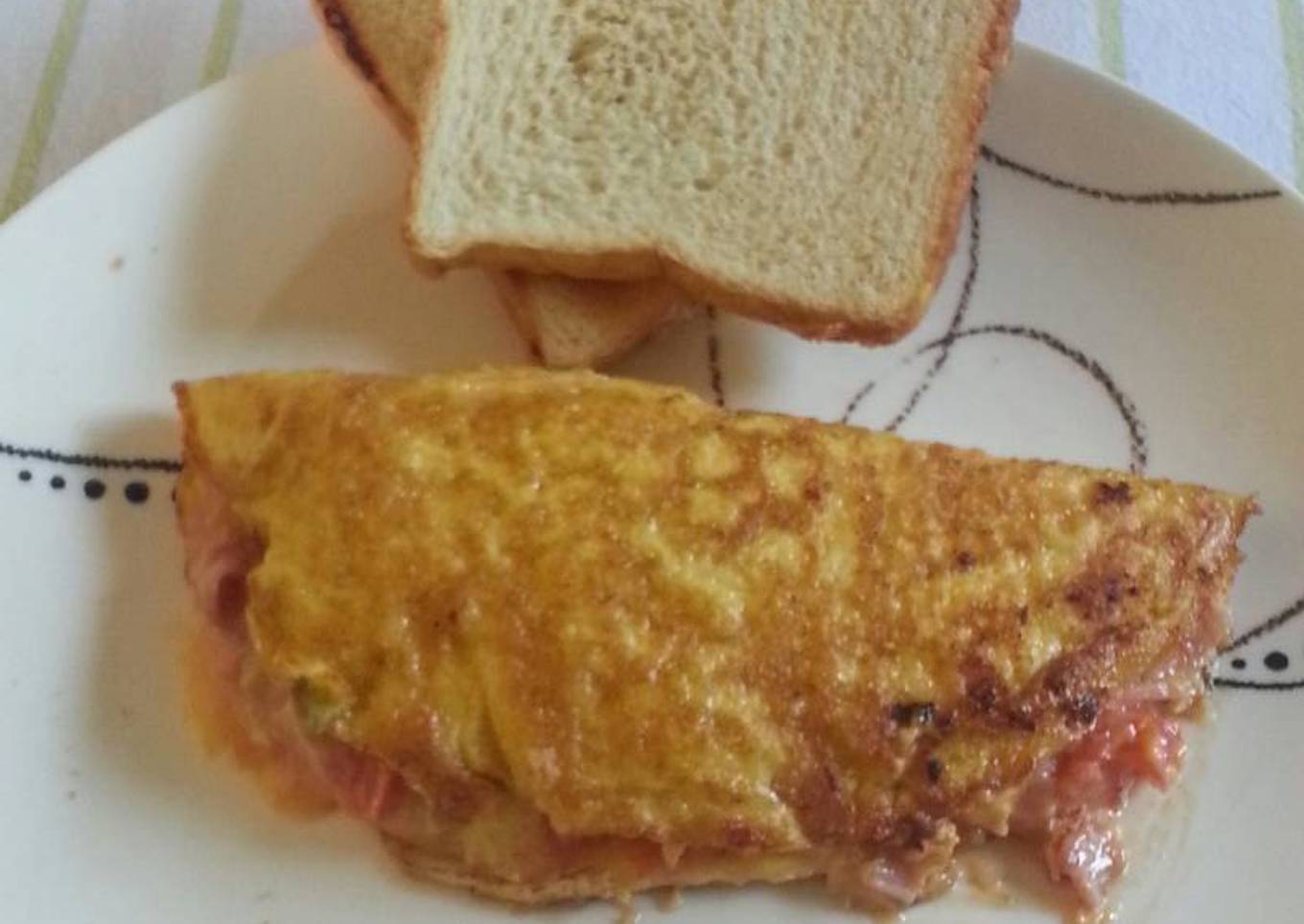 Omelette de jamón, queso amarrillo, champiñones, chiltoma, cebolla