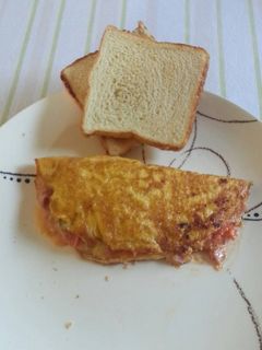 Una foto de Omelette de jamón, queso amarrillo, champiñones, chiltoma, cebolla
