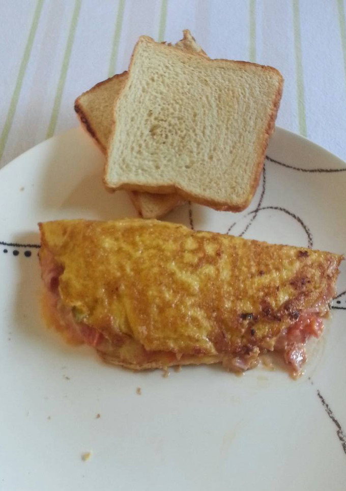 Una foto de Omelette de jamón, queso amarrillo, champiñones, chiltoma, cebolla
