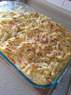Una foto de Mostaccioli gratinados con queso, jamón y cebolla caramelizada