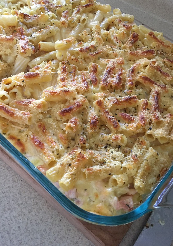 Una foto de Mostaccioli gratinados con queso, jamón y cebolla caramelizada