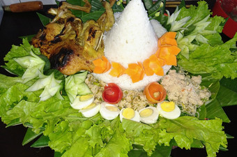 Cara Gampang Menyiapkan Tumpeng ayam panggang Bahan Sederhana