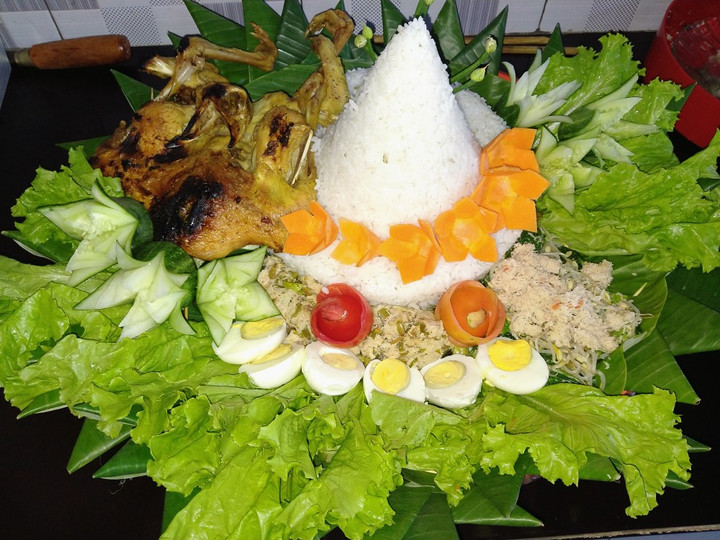 Cara Gampang Menyiapkan Tumpeng ayam panggang Bahan Sederhana