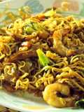 Noodles con camarones y vegetales
