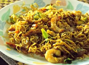 Una foto de Noodles con camarones y vegetales