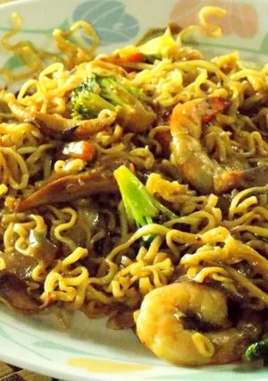 Una foto de Noodles con camarones y vegetales