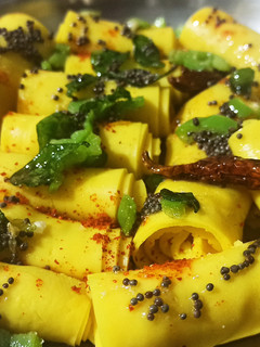 ખાંડવી કુકર મા (Khandvi In Cooker Recipe In Gujarati) રેસીપી મુખ્ય ફોટો