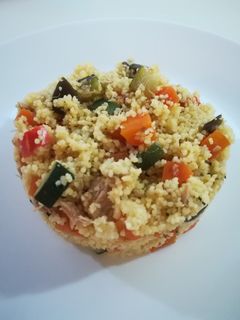 Una foto de Cous cous con verduras y atún