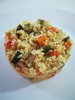 Una foto de Cous cous con verduras y atún
