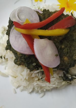 A picture of Steamed palak chicken.
