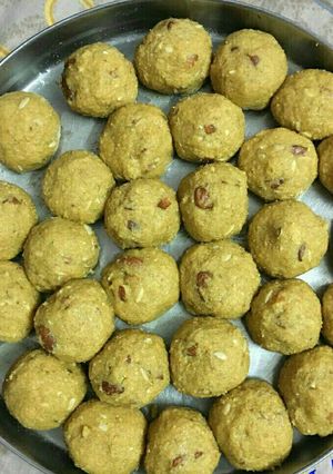 A picture of Healthy besan laddu.