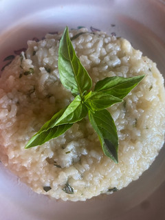 Una foto de Risotto con albahaca