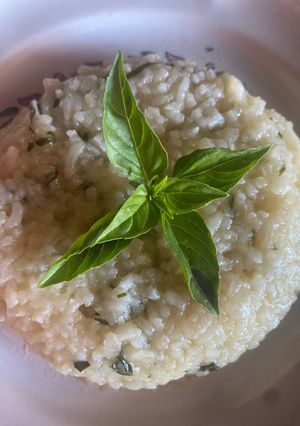 Una foto de Risotto con albahaca