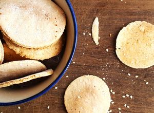 Una foto de Crackers / galletas de arroz y sésamo SIN GLUTEN y fáciles de preparar!