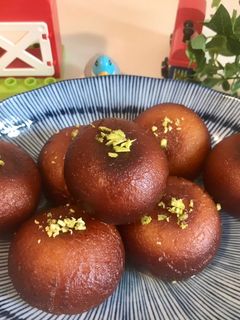 A picture of Gulab jamun.