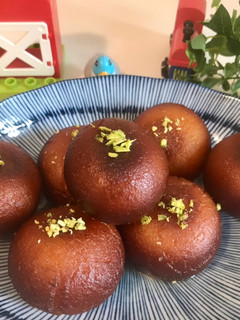 A picture of Gulab jamun.