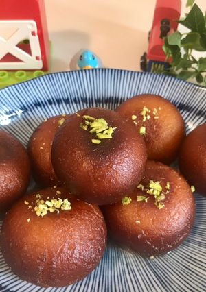 A picture of Gulab jamun.