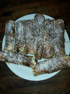 Una foto de Panqueques con dulce de leche y coco rallado
