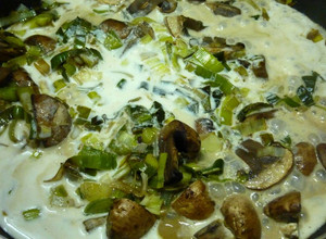 Una foto de Salsa crema de cajú, puerro y champiñones