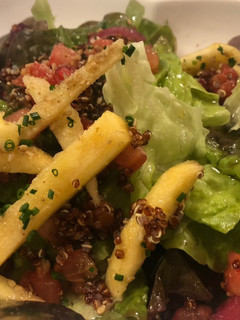 Una foto de Ensalada de quinoa, manzana y remolacha