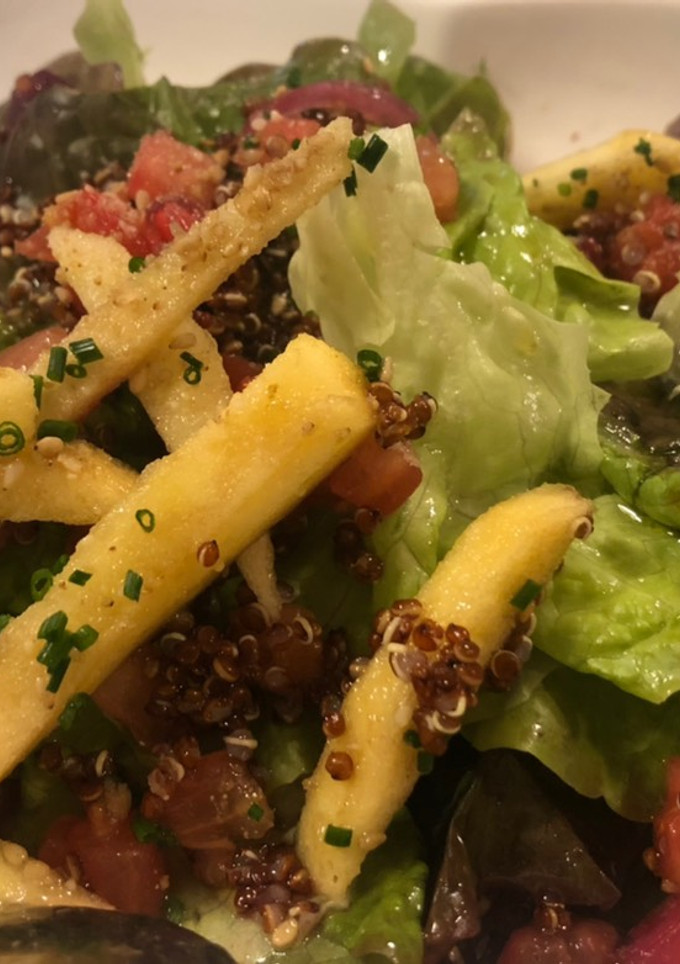 Una foto de Ensalada de quinoa, manzana y remolacha