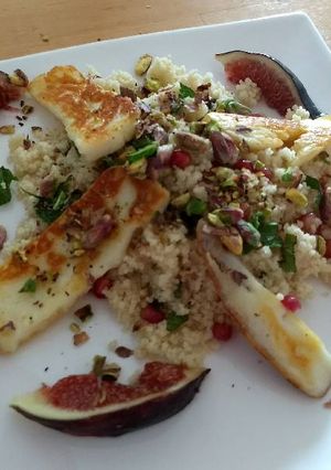 A picture of Kuskus dengan buah vigs dan keju halloumi.